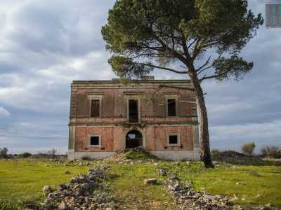 Il suo nome risponde a �Villa Bonifacio�: fu il ricco possidente Bonifacio Contento a farla costruire nel 1847. In quegli anni l�uomo compr� sei appezzamenti di terreno su cui fece innalzare questo casino 